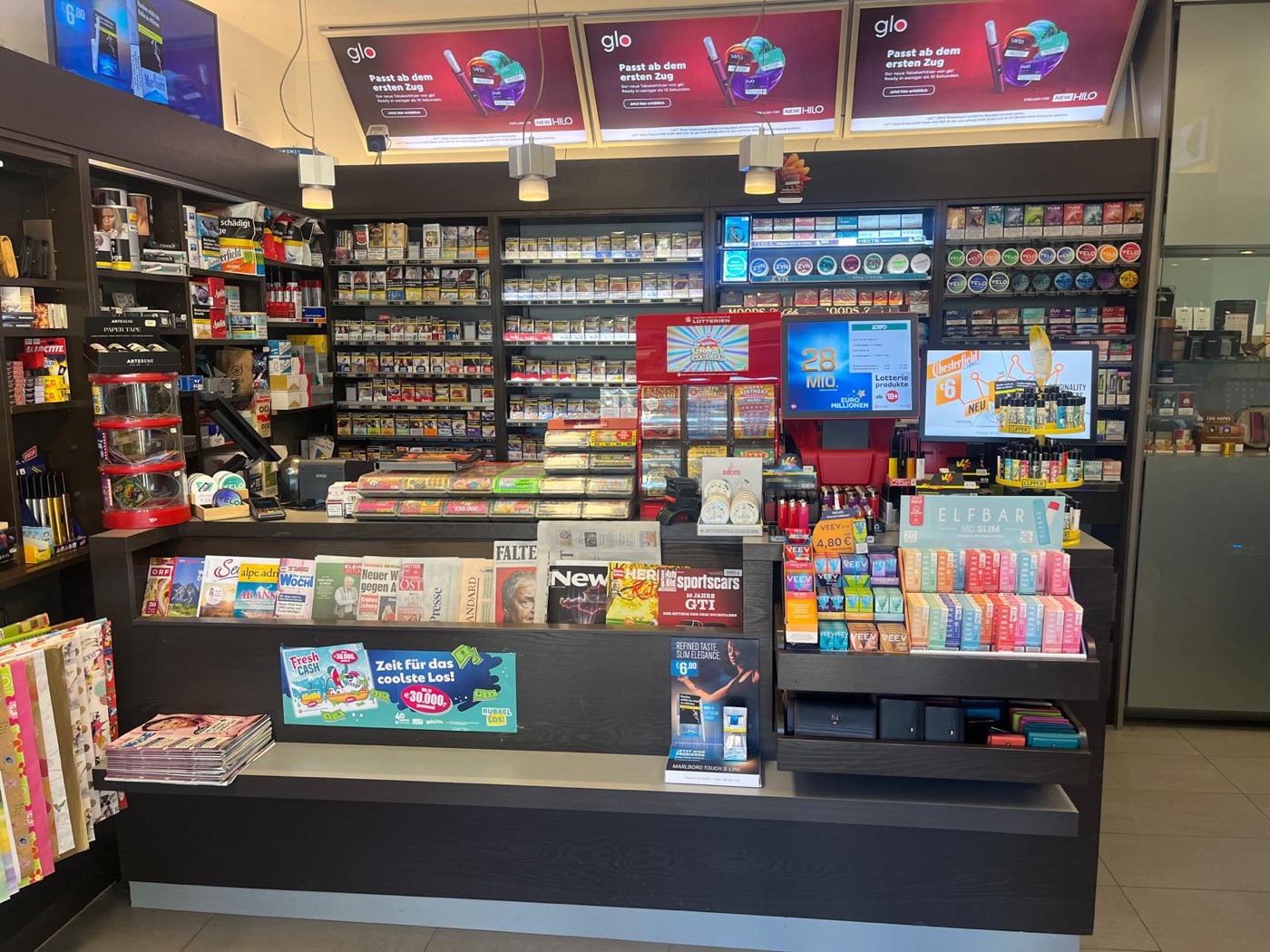 Theke, Zigarettenregal und Lotto-Terminal in der Trafik